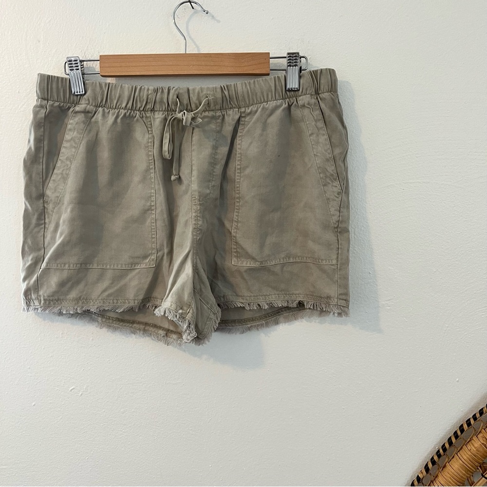bella dahl beige lightweight tencel pull on shorts size medium